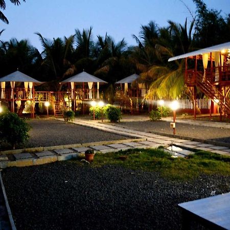 Oyo 81018 Moonlight Farm Stays سولابور المظهر الخارجي الصورة