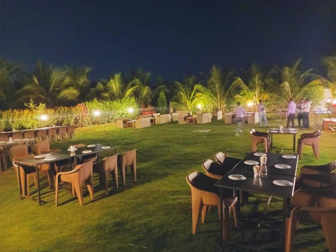 Oyo 81018 Moonlight Farm Stays سولابور المظهر الخارجي الصورة