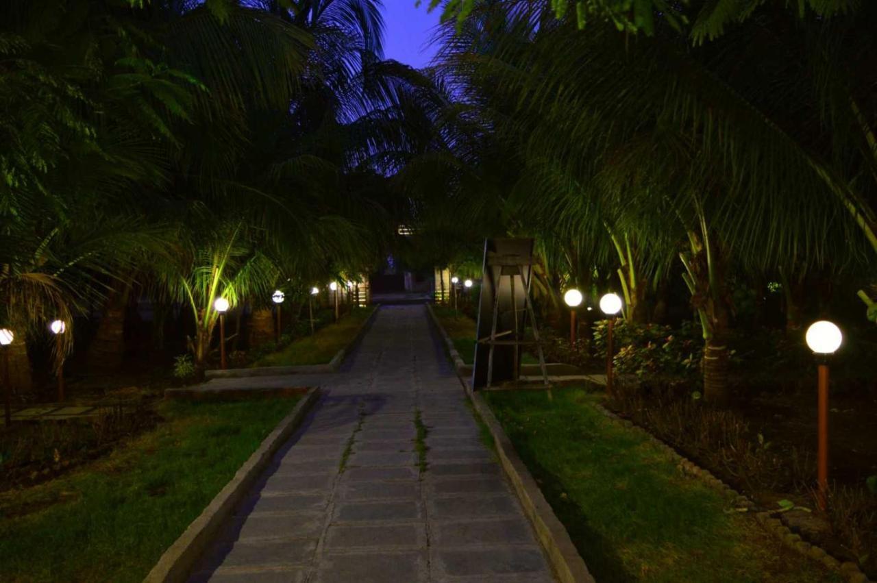 Oyo 81018 Moonlight Farm Stays سولابور المظهر الخارجي الصورة