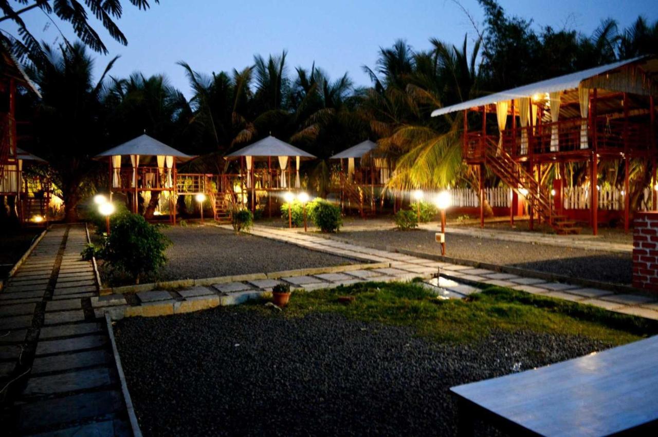 Oyo 81018 Moonlight Farm Stays سولابور المظهر الخارجي الصورة